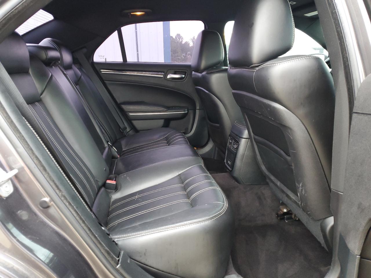 2018 Chrysler 300 - Image 11