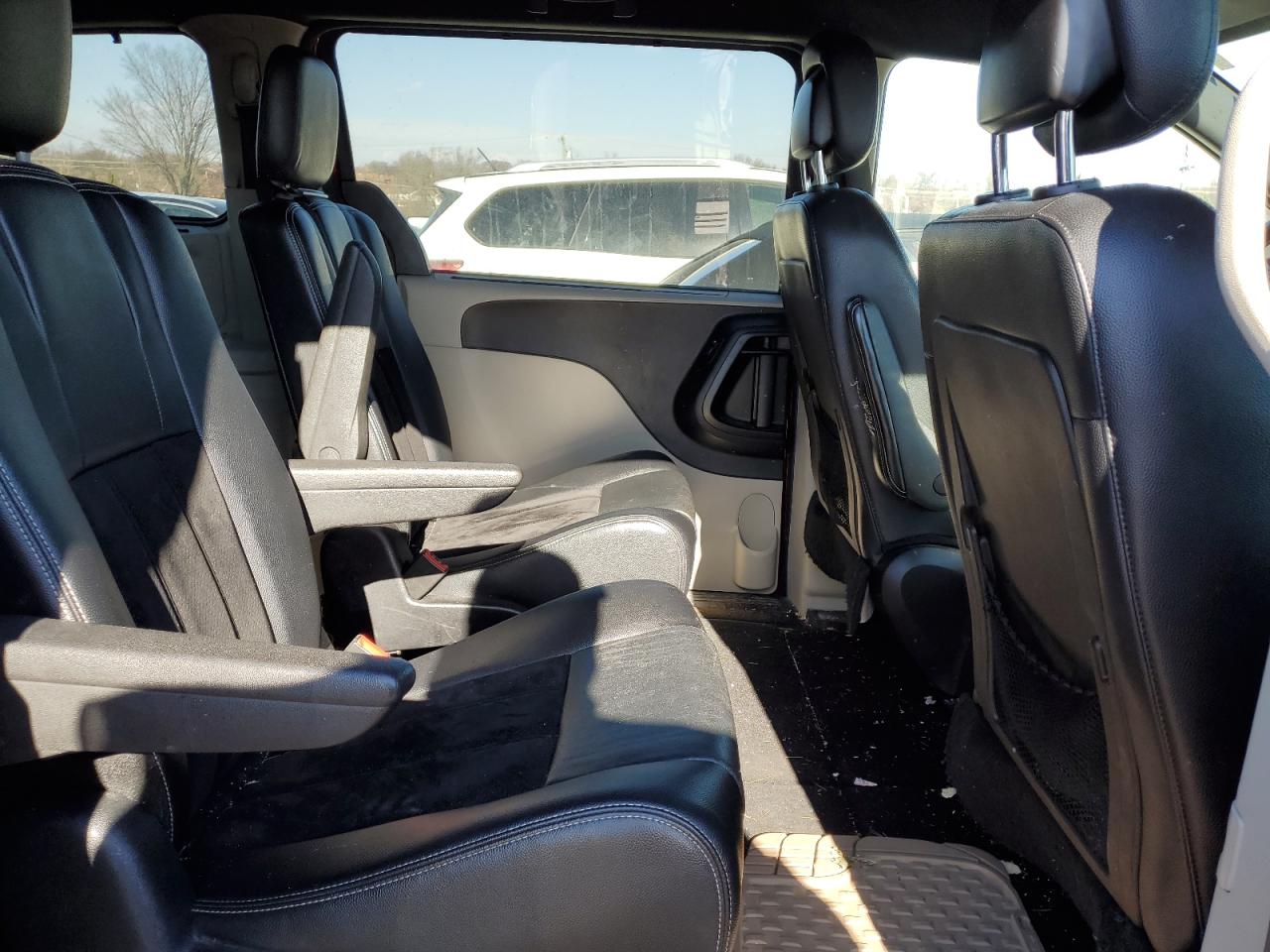 2016 Dodge Caravan - Image 11