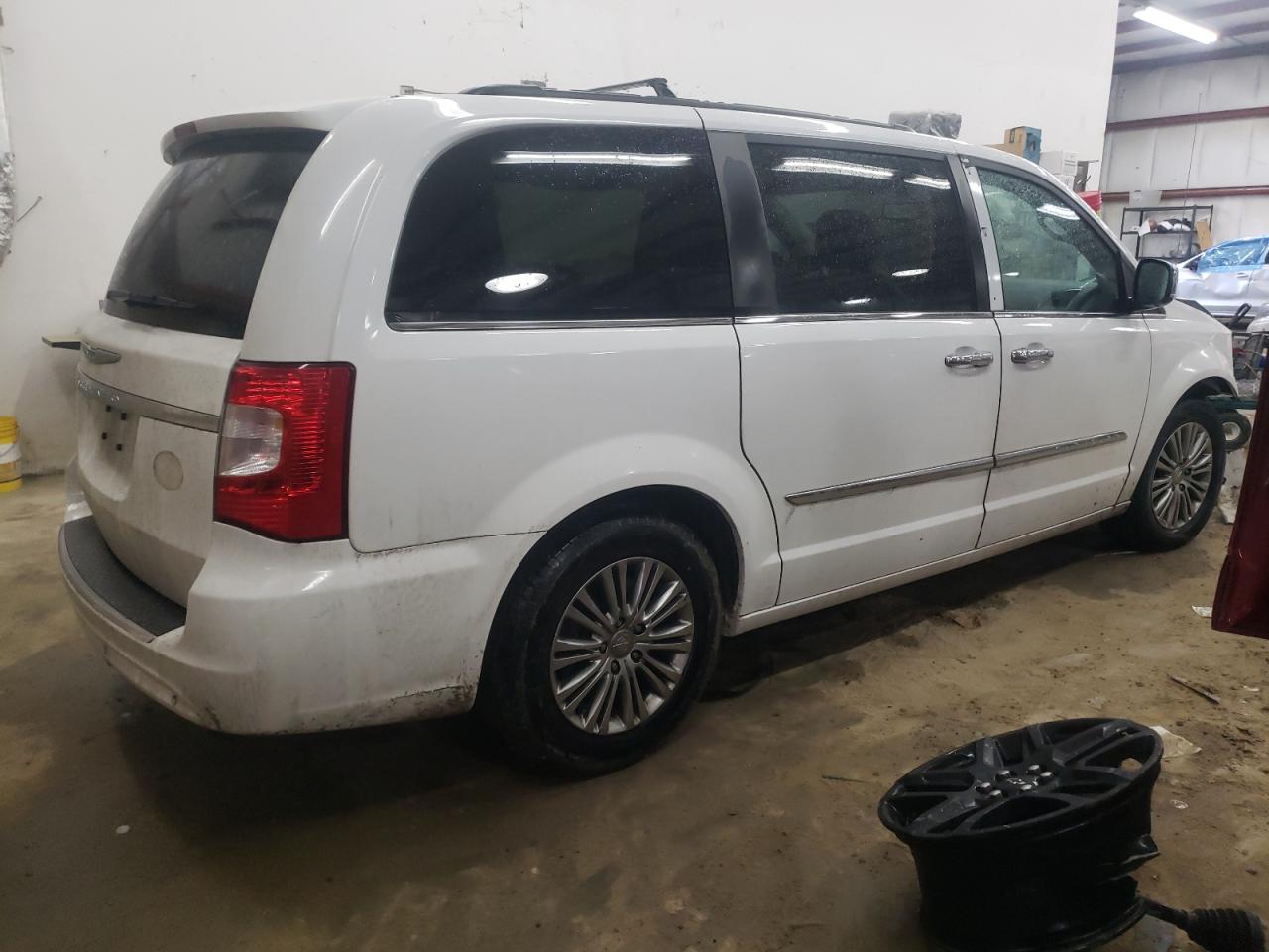 2014 Chrysler Town & Country - Image 3