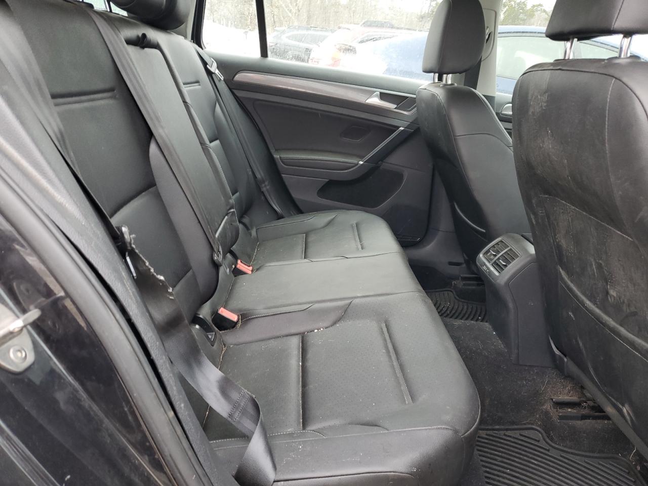 2018 Volkswagen Golf - Image 10