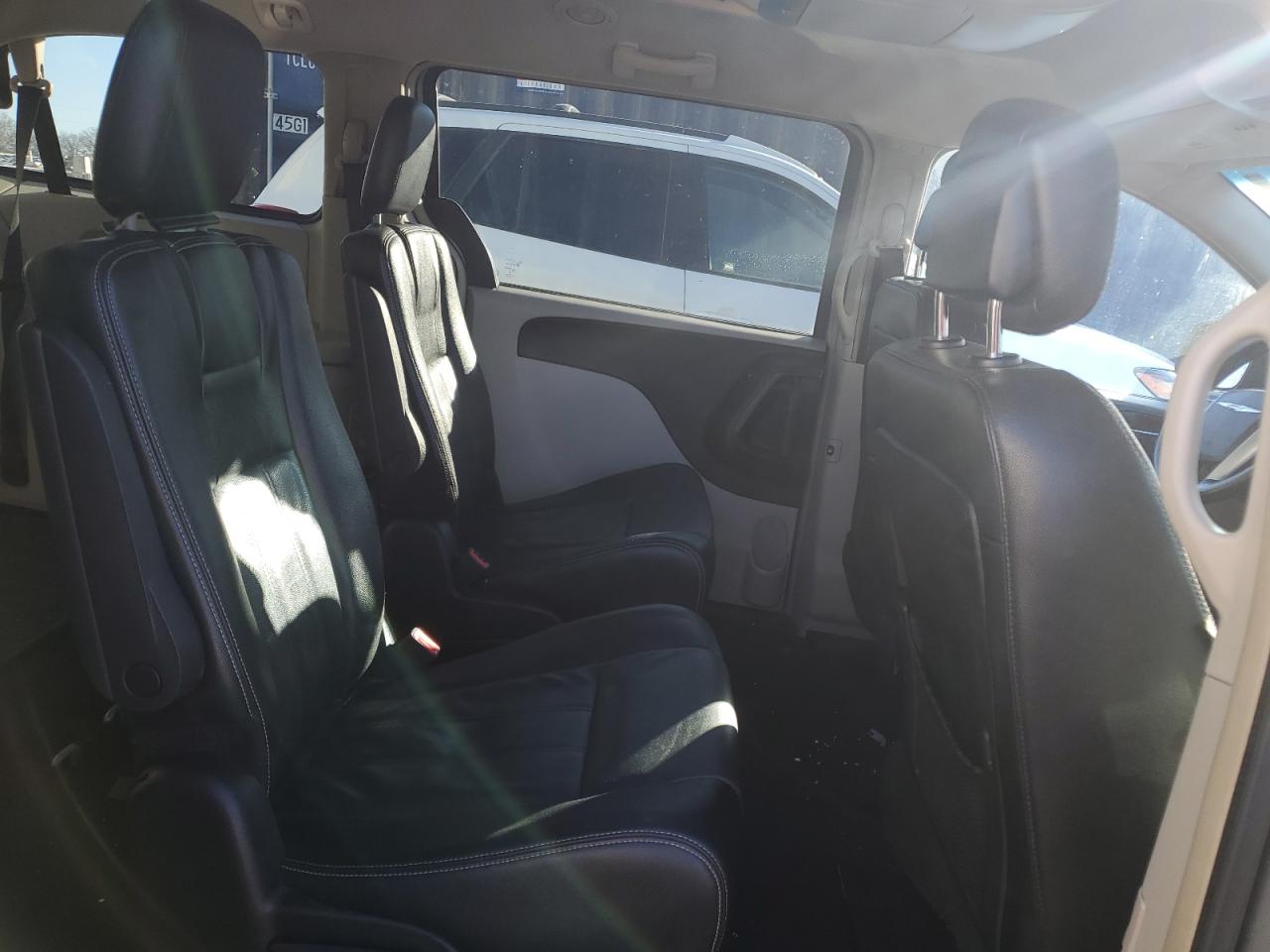 2015 Chrysler Town & Country - Image 11