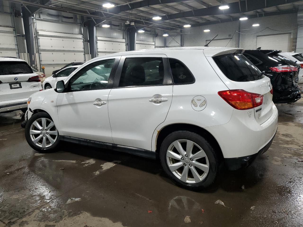 2014 Mitsubishi Outlander - Image 2