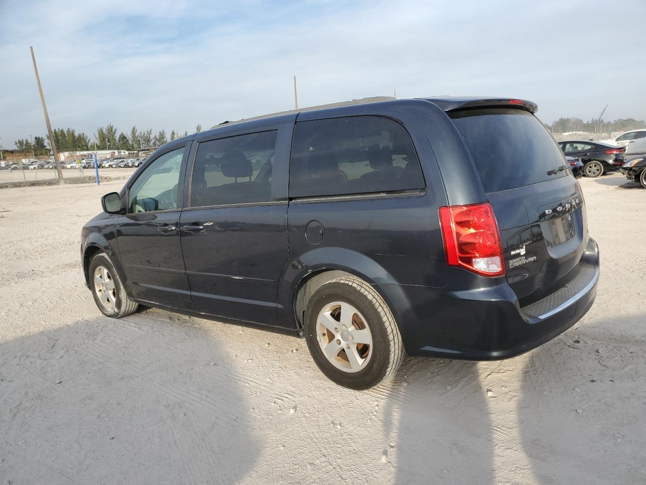 2013 Dodge Caravan - Image 2