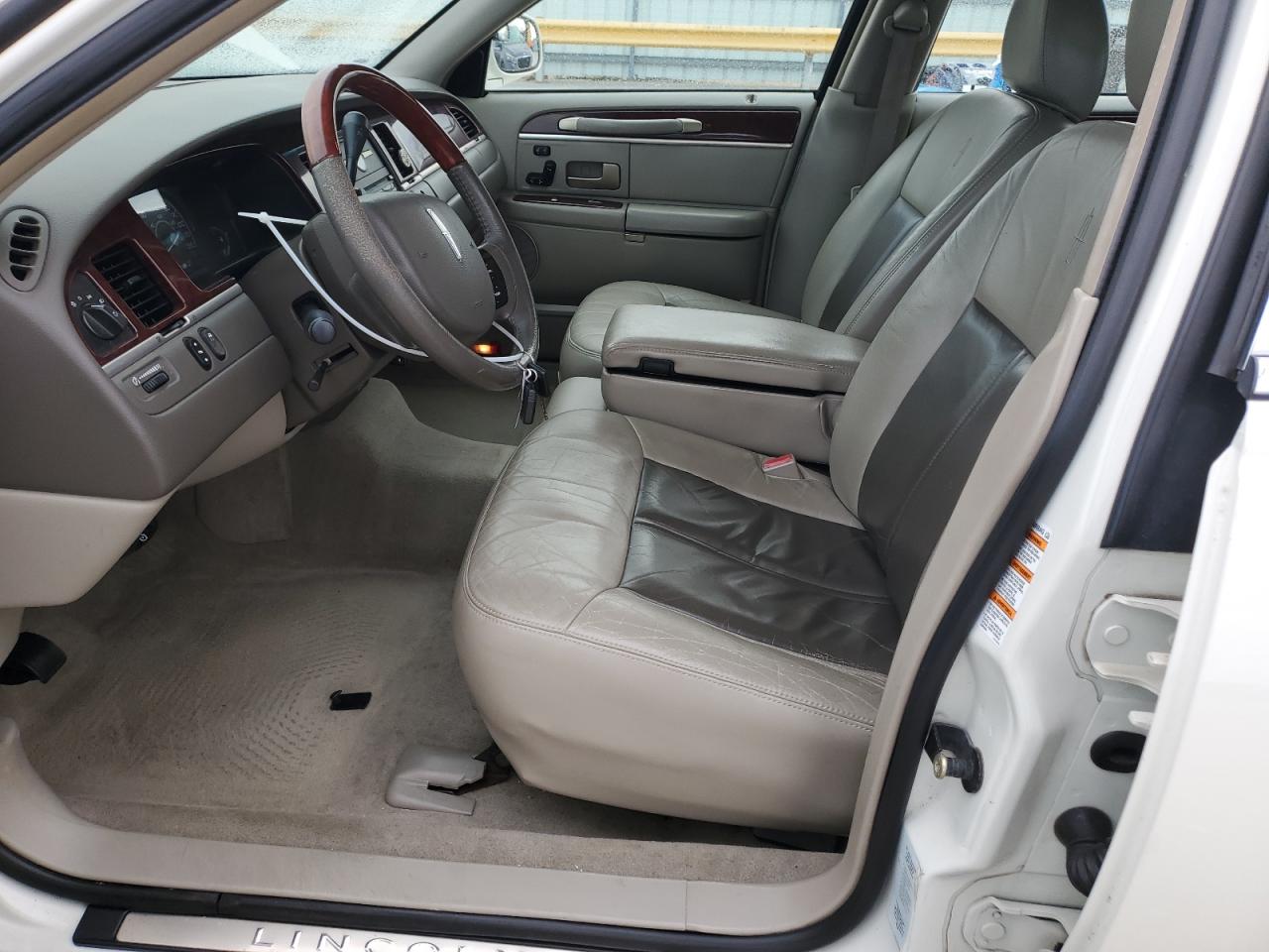 2005 Lincoln Town Car - Image 7