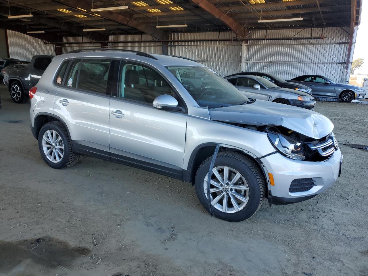 2017 Volkswagen Tiguan - Image 4