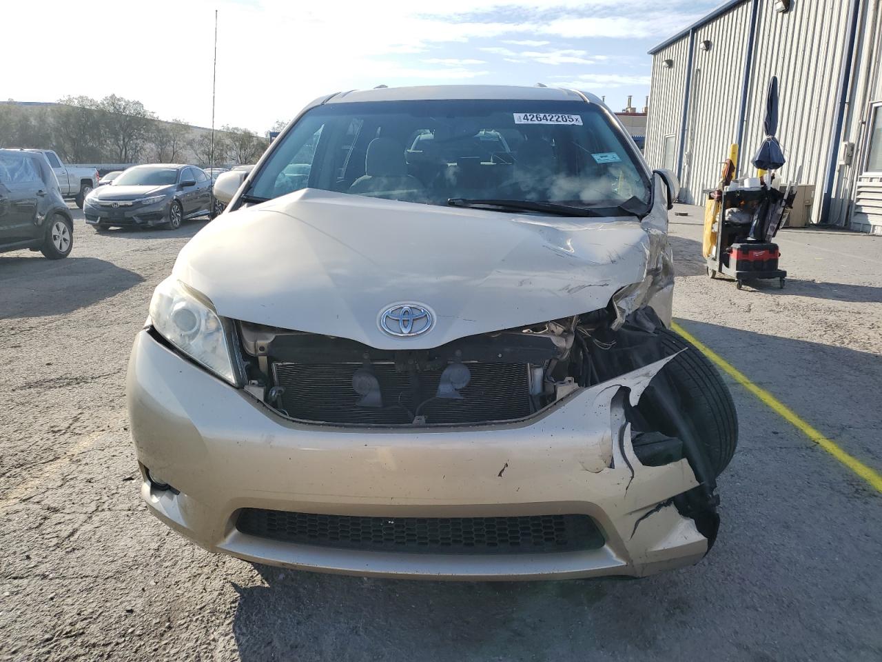 2014 Toyota Sienna - Image 5