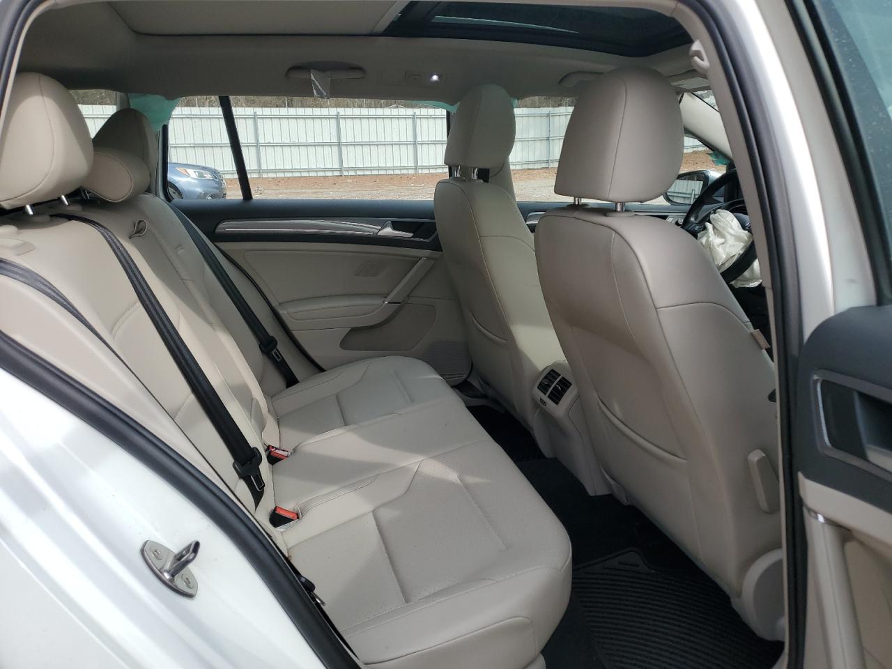 2017 Volkswagen Golf - Image 10