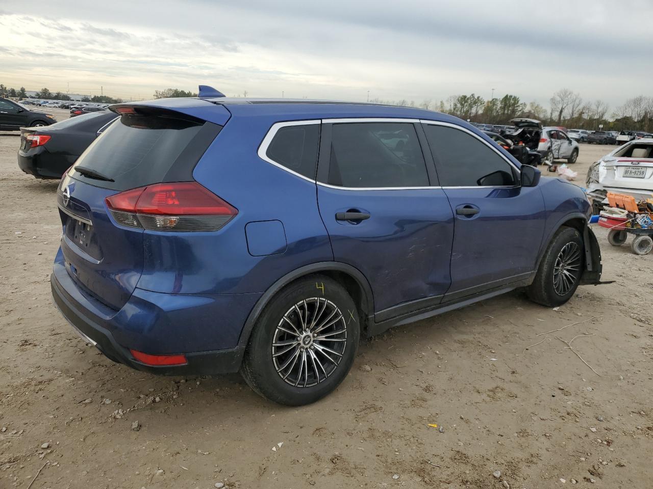 2018 Nissan Rogue - Image 3