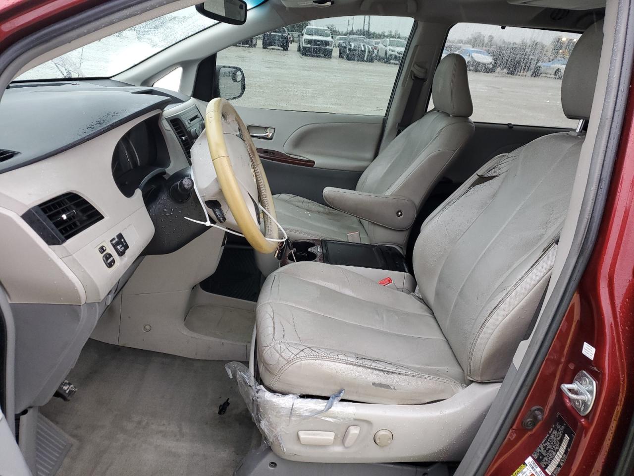 2012 Toyota Sienna - Image 7