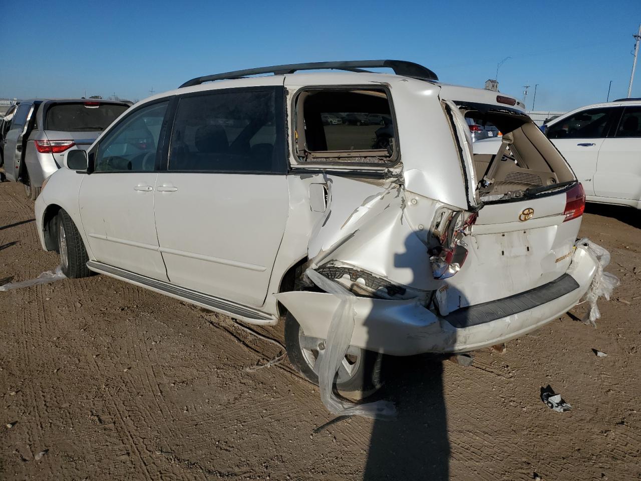 2004 Toyota Sienna - Image 2