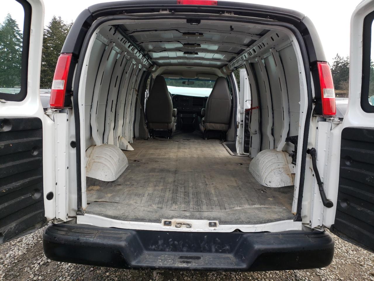 2017 Chevrolet Express - Image 10