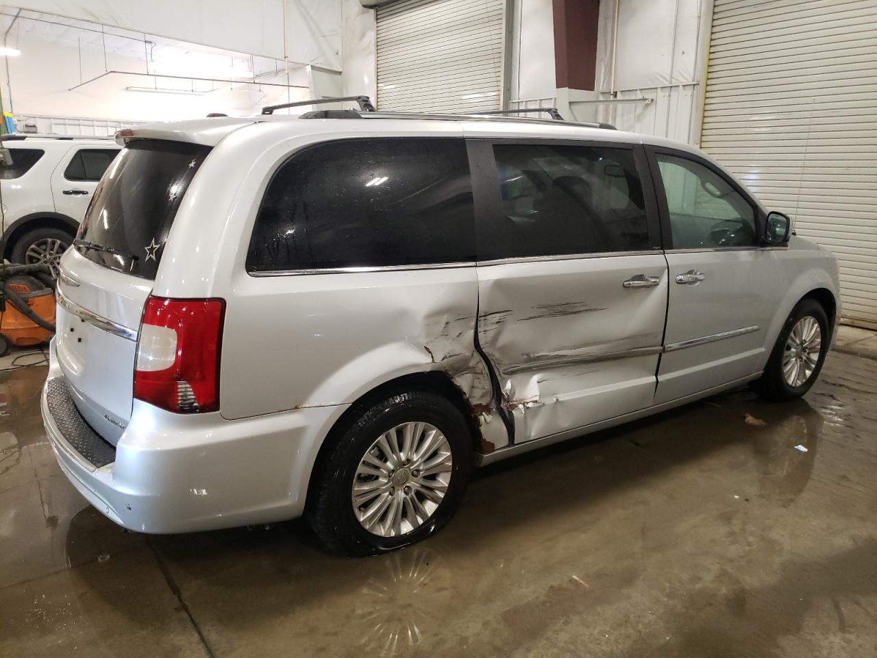 2012 Chrysler Town & Country - Image 3