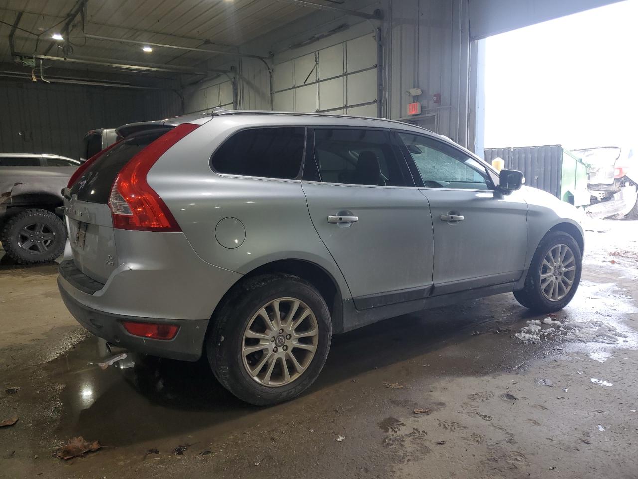 2010 Volvo XC60 - Image 3