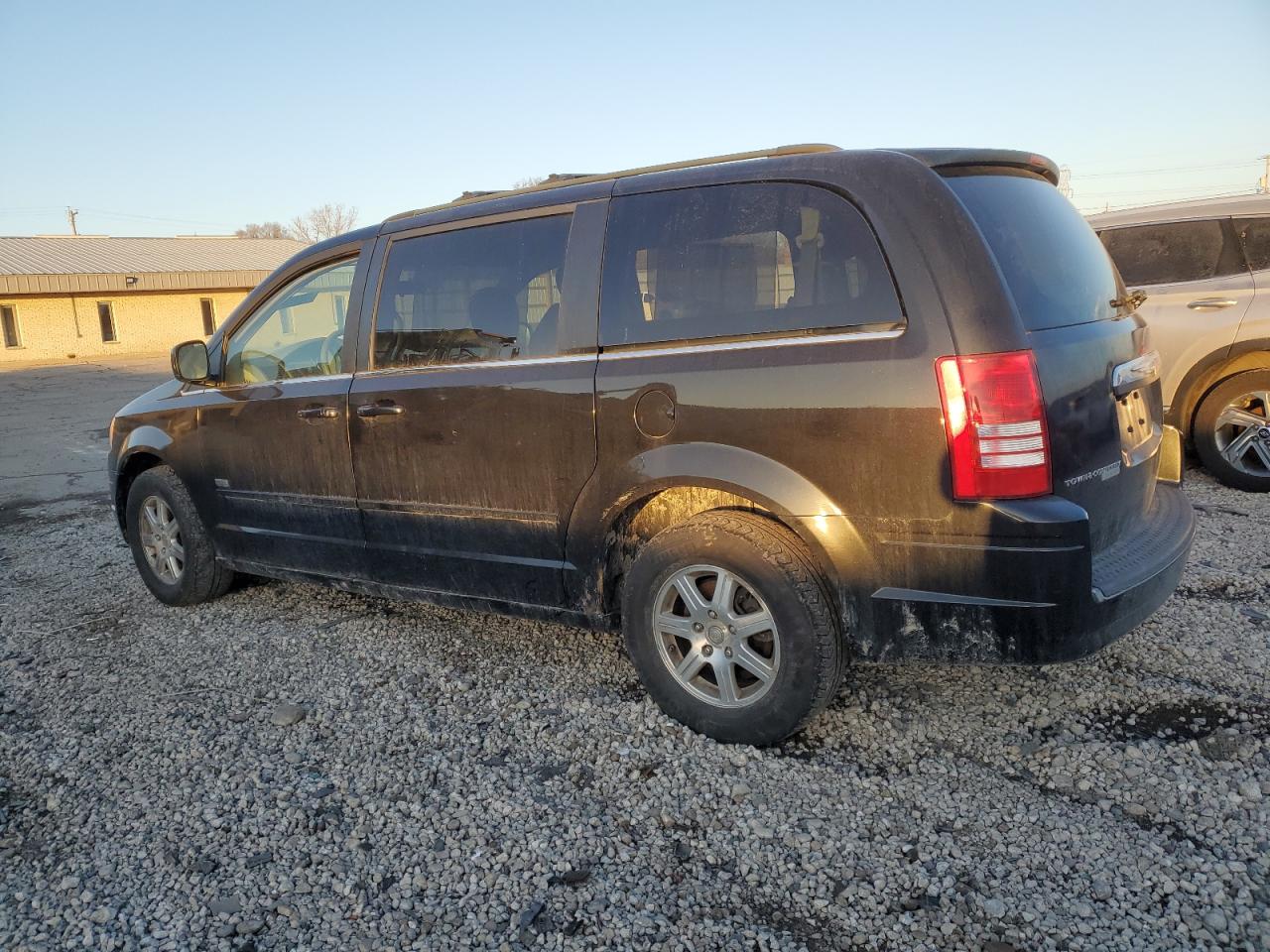 2008 Chrysler Town & Country - Image 2