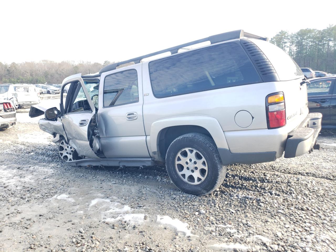 2005 Chevrolet Suburban - Image 2