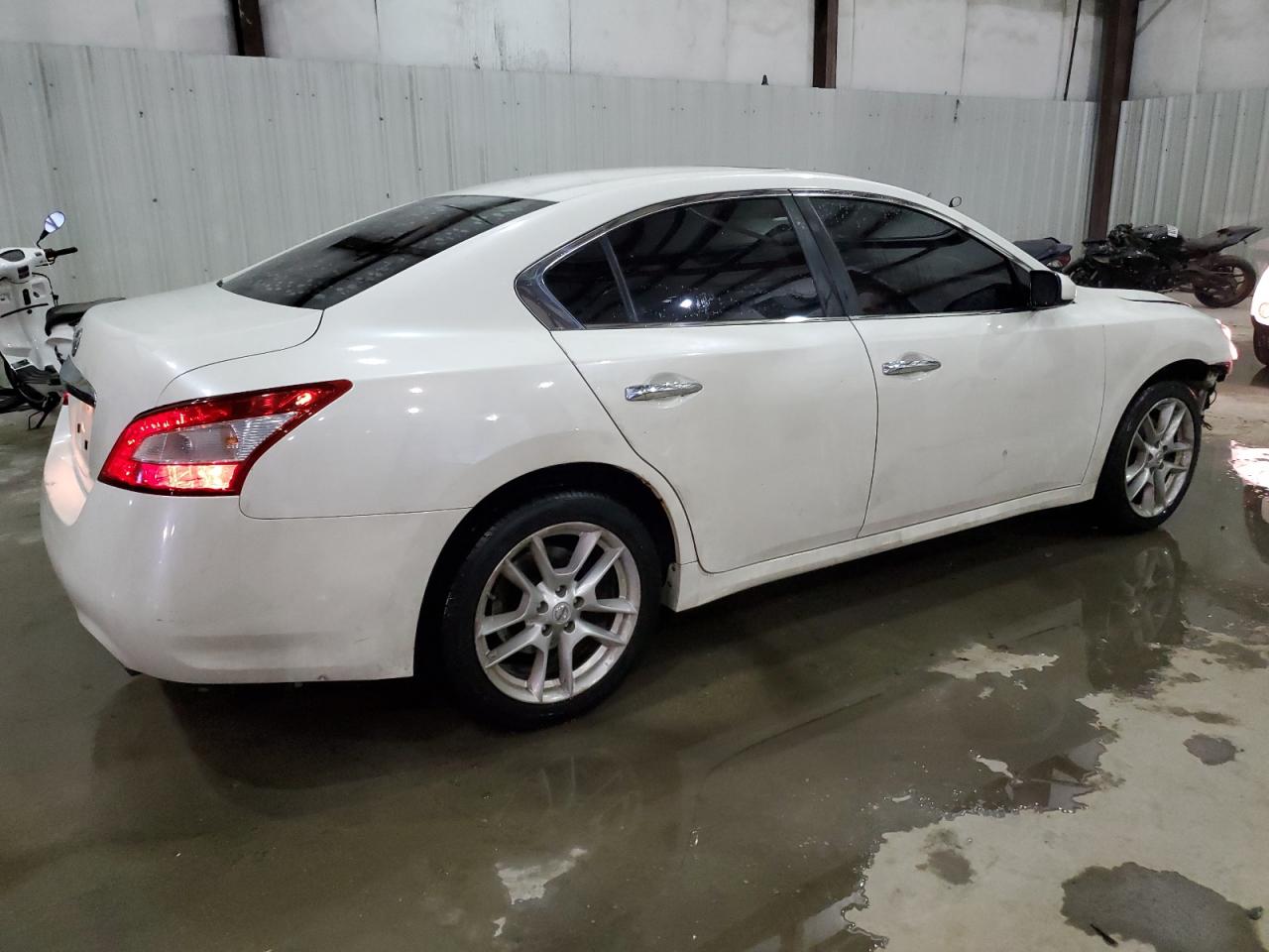 2010 Nissan Maxima - Image 3