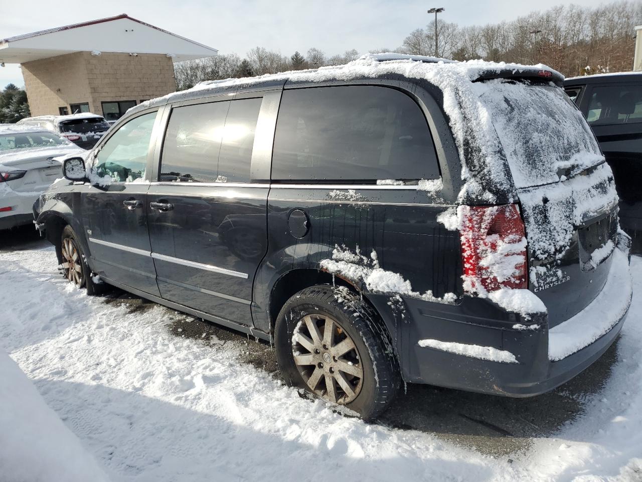 2009 Chrysler Town & Country - Image 2
