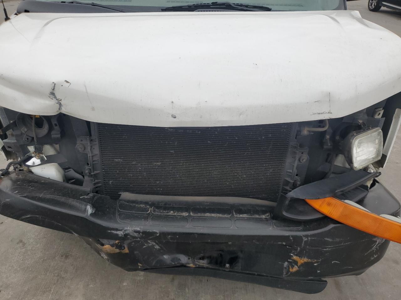 2005 Chevrolet Express - Image 11