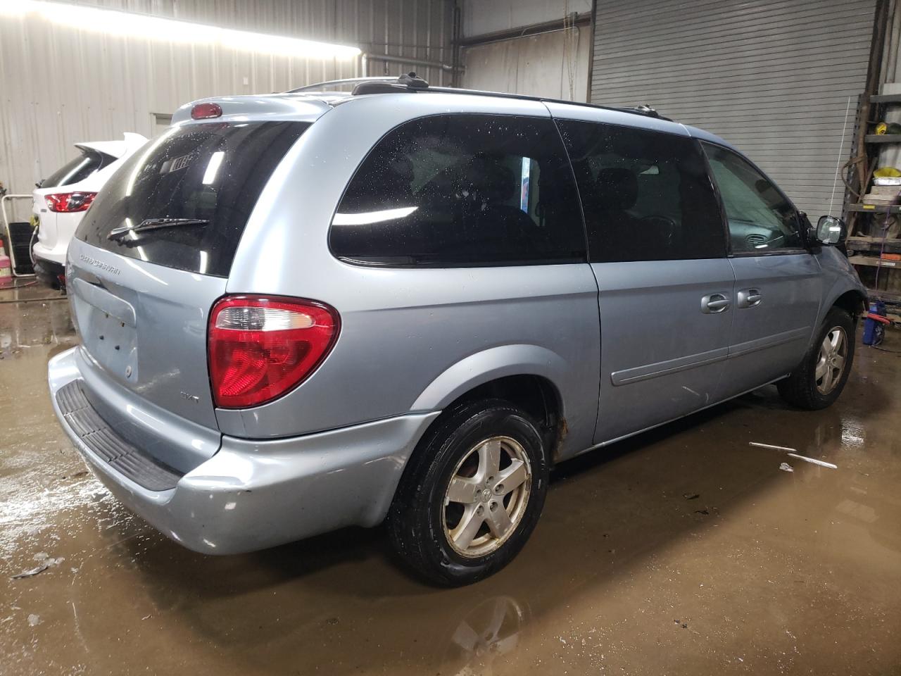 2005 Dodge Caravan - Image 3