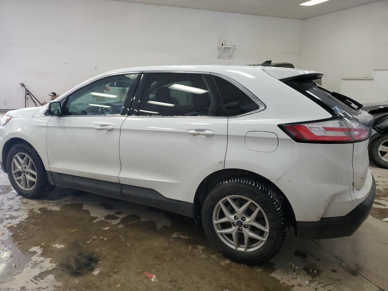 2022 Ford Edge - Image 2