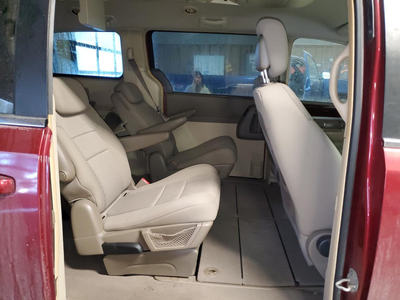 2010 Chrysler Town & Country - Image 11