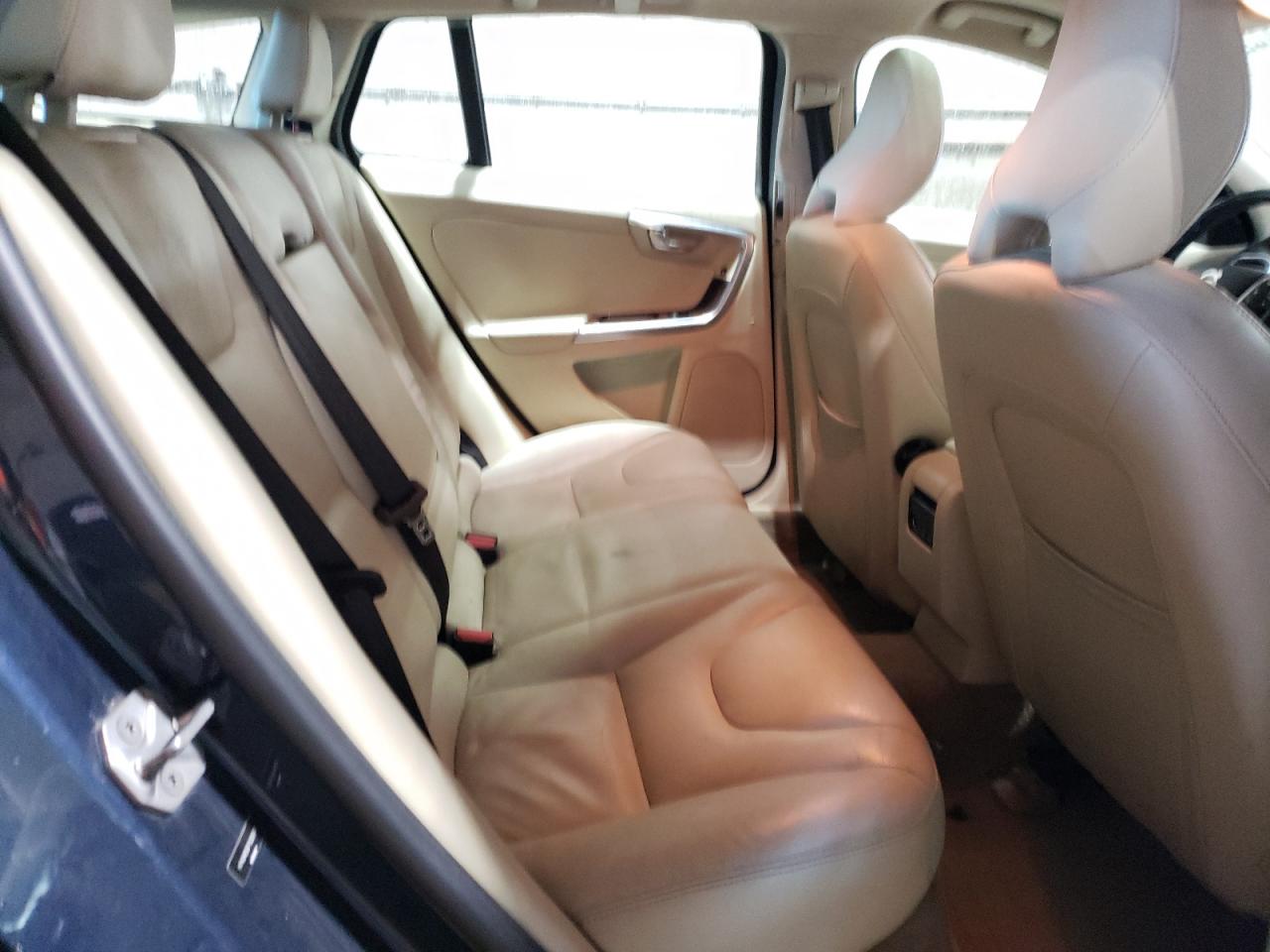 2015 Volvo V60 - Image 10