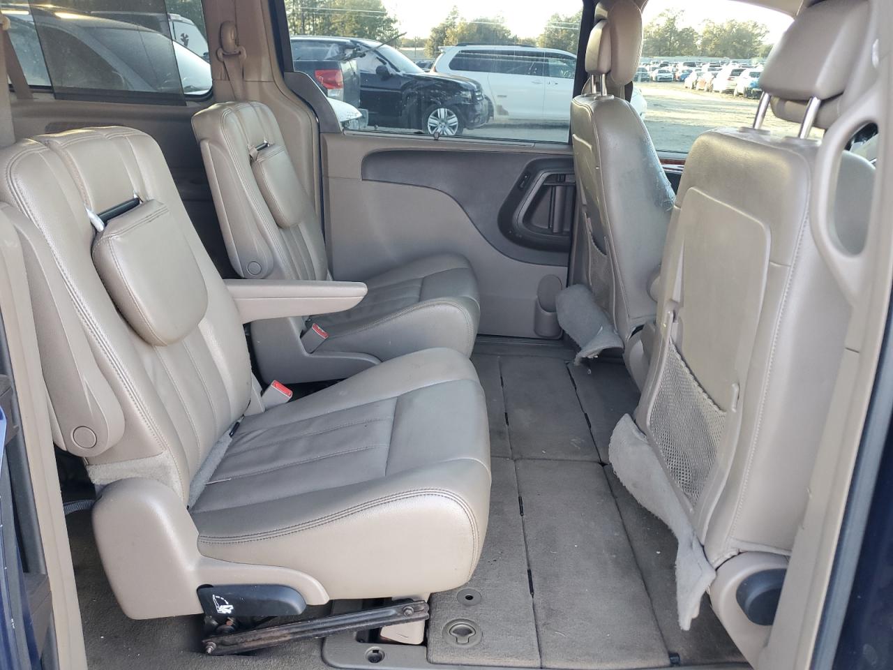2015 Chrysler Town & Country - Image 11