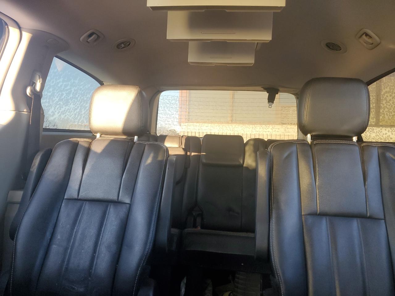 2014 Chrysler Town & Country - Image 10