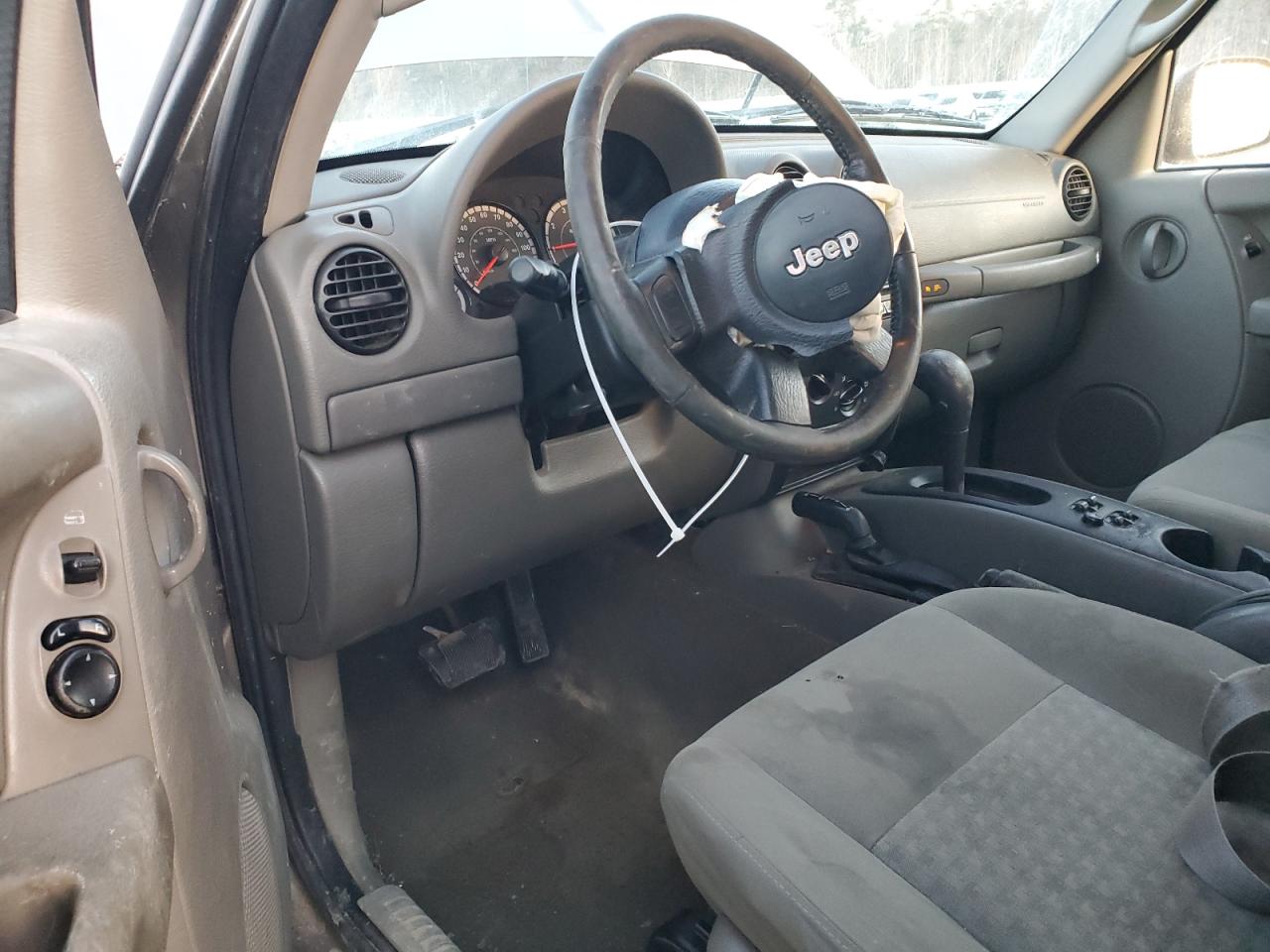 2005 Jeep Liberty (North America) - Image 8