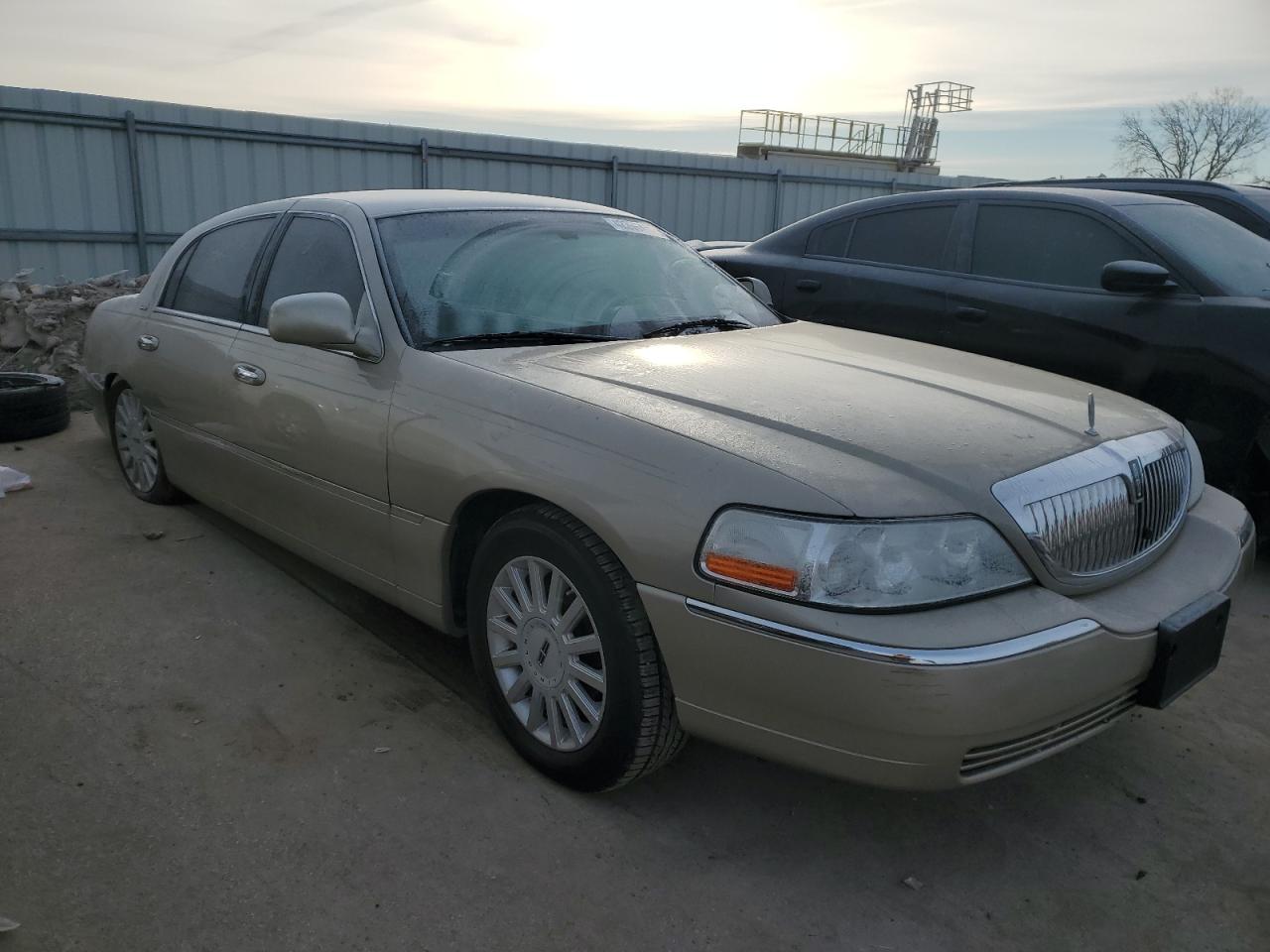 2005 Lincoln Town Car - Image 4