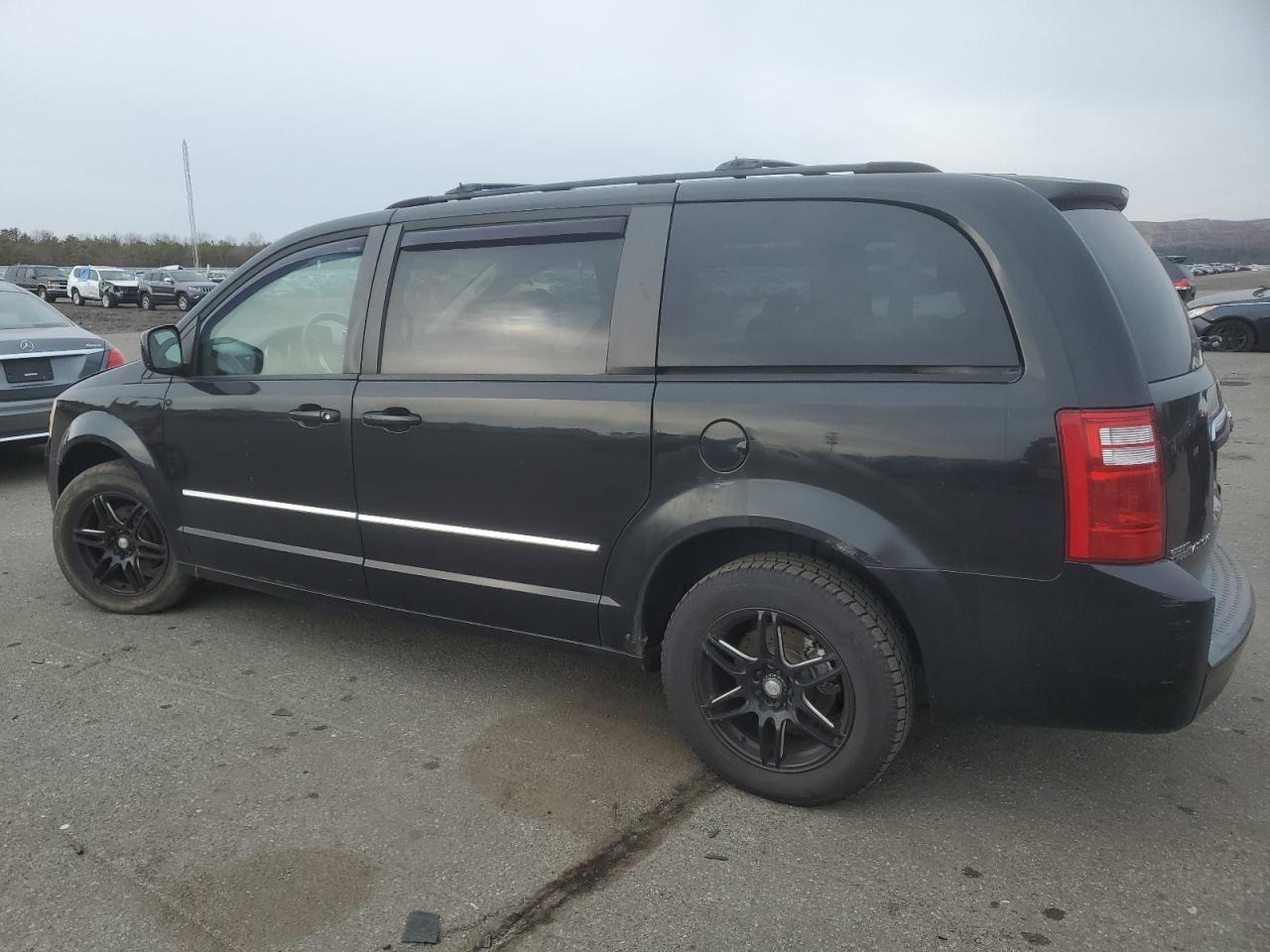 2008 Dodge Caravan - Image 2