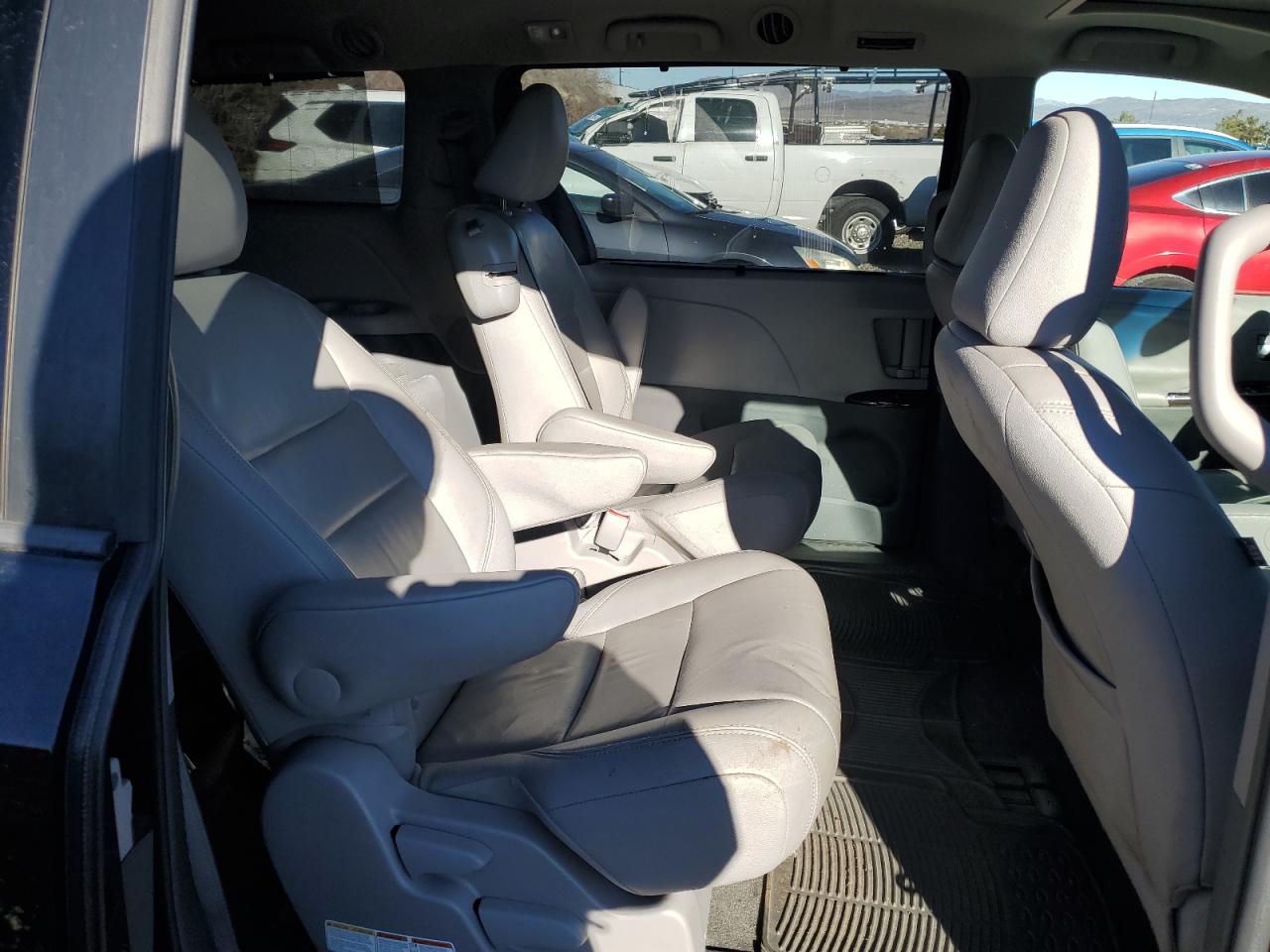 2016 Toyota Sienna - Image 10