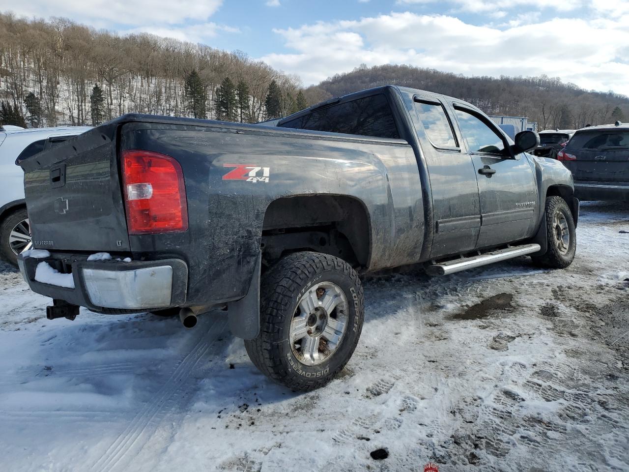 2009 Chevrolet Silverado - Image 3