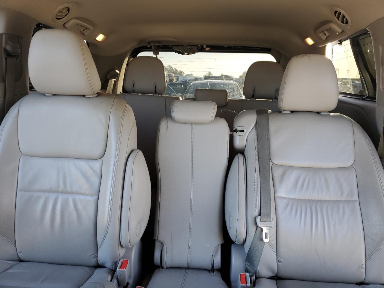 2015 Toyota Sienna - Image 10