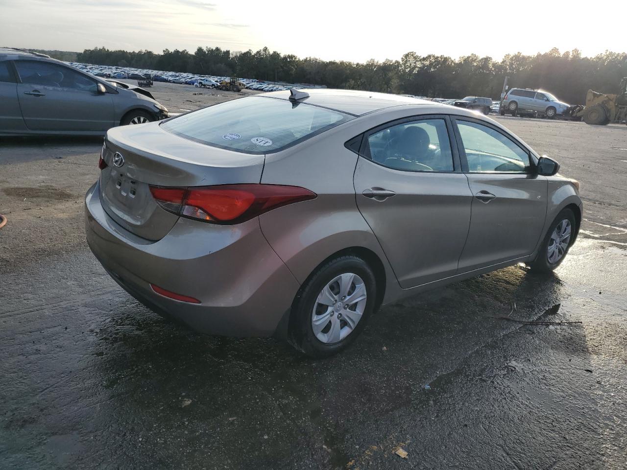 2016 Hyundai Elantra - Image 3
