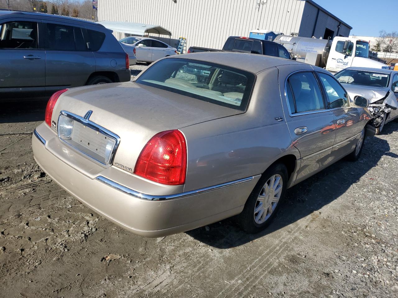 2011 Lincoln Town Car - Image 3