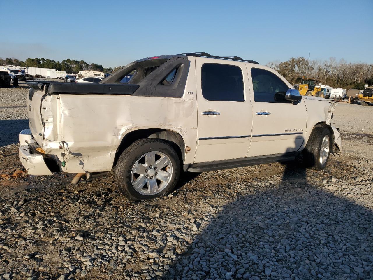 2011 Chevrolet Avalanche - Image 3