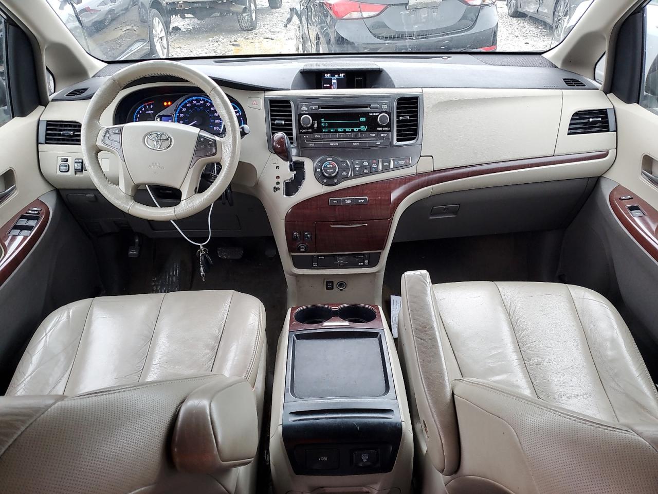 2011 Toyota Sienna - Image 8