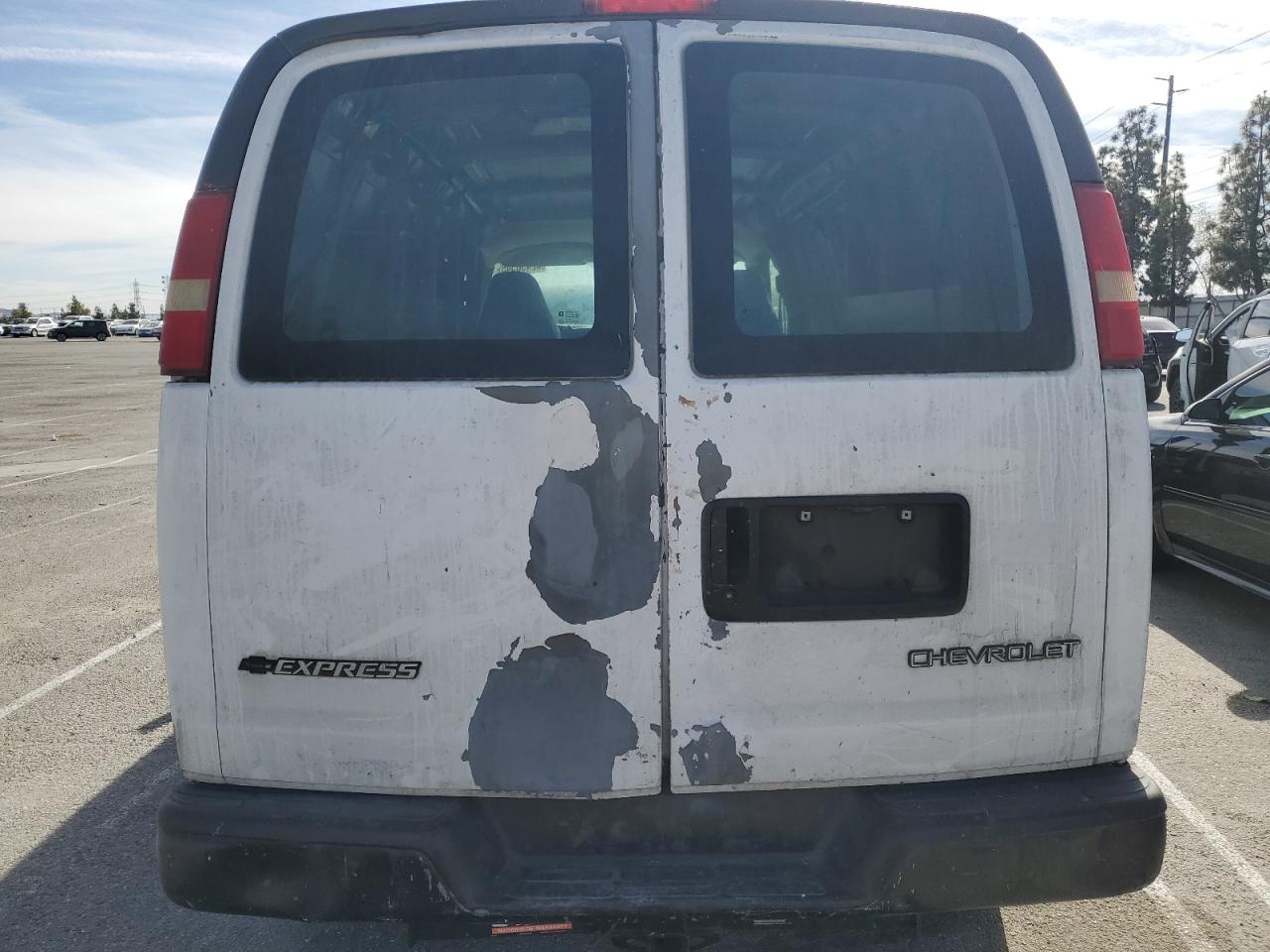 2005 Chevrolet Express - Image 10