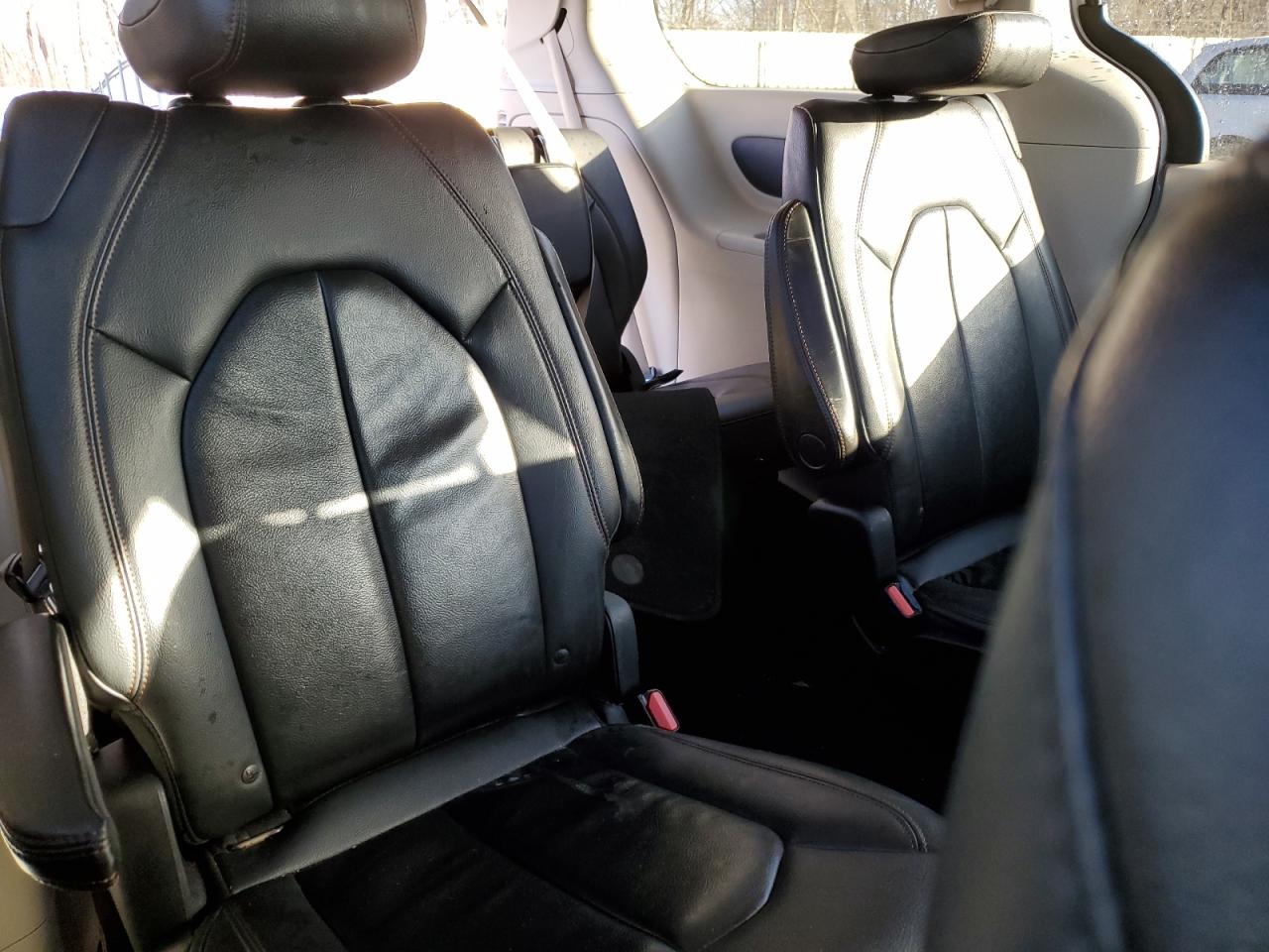 2017 Chrysler Pacifica - Image 11