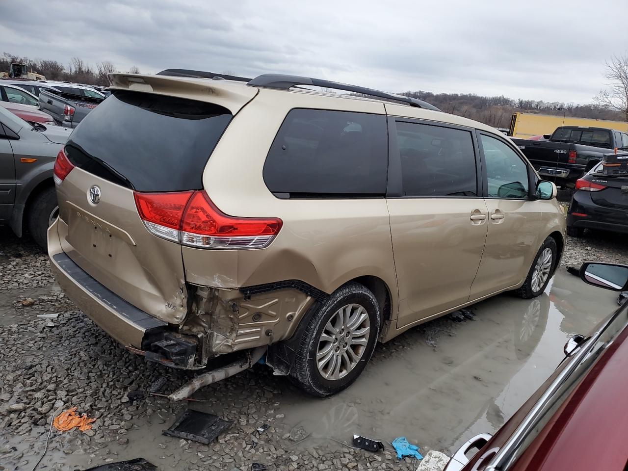 2011 Toyota Sienna - Image 3