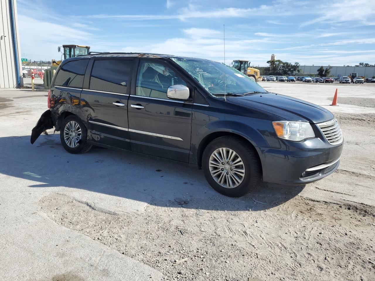 2016 Chrysler Town & Country - Image 4