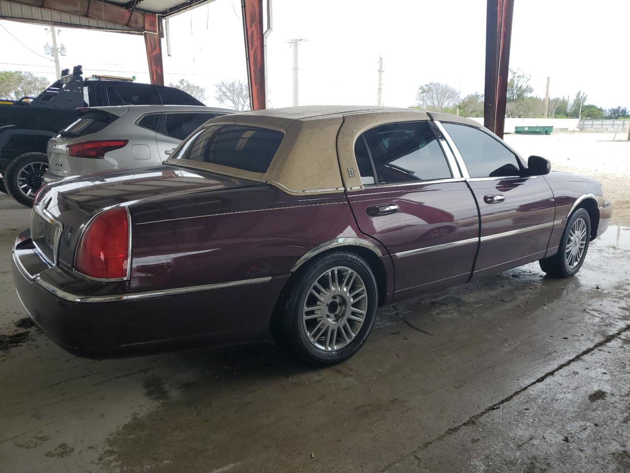2006 Lincoln Town Car - Image 3
