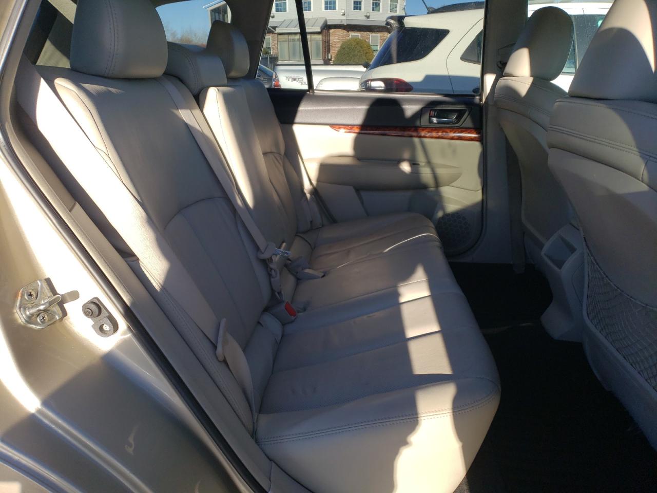 2010 Subaru Outback - Image 10