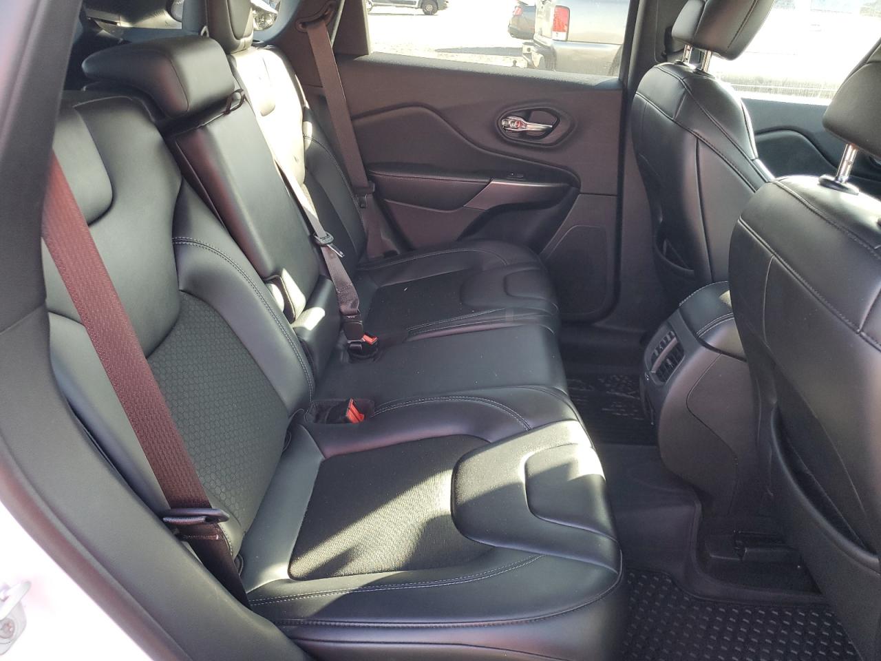 2019 Jeep Grand Cherokee - Image 11