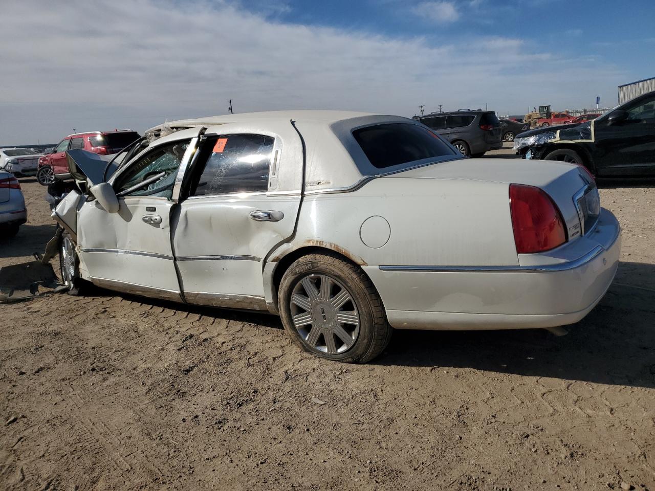 2005 Lincoln Town Car - Image 2