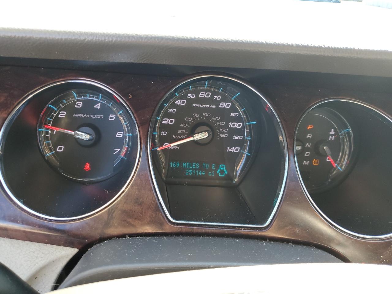 2010 Ford Taurus - Image 9