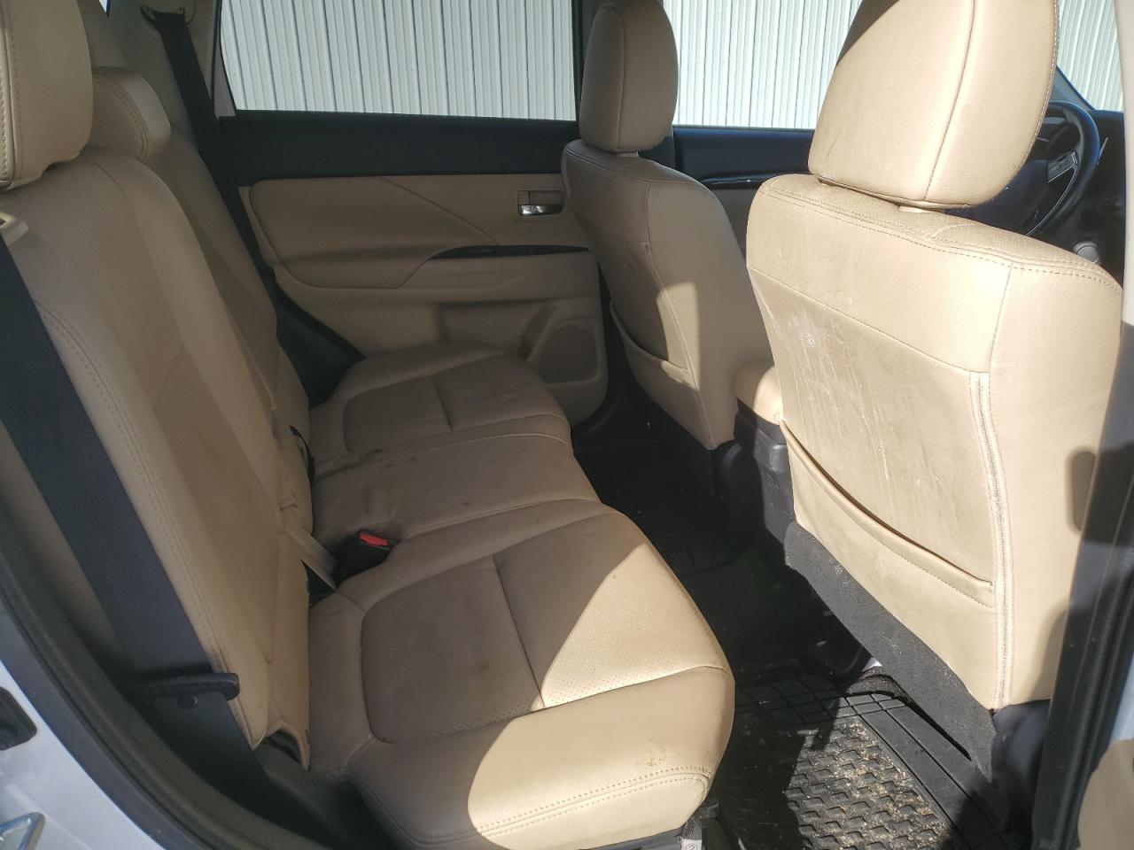 2016 Mitsubishi Outlander - Image 12