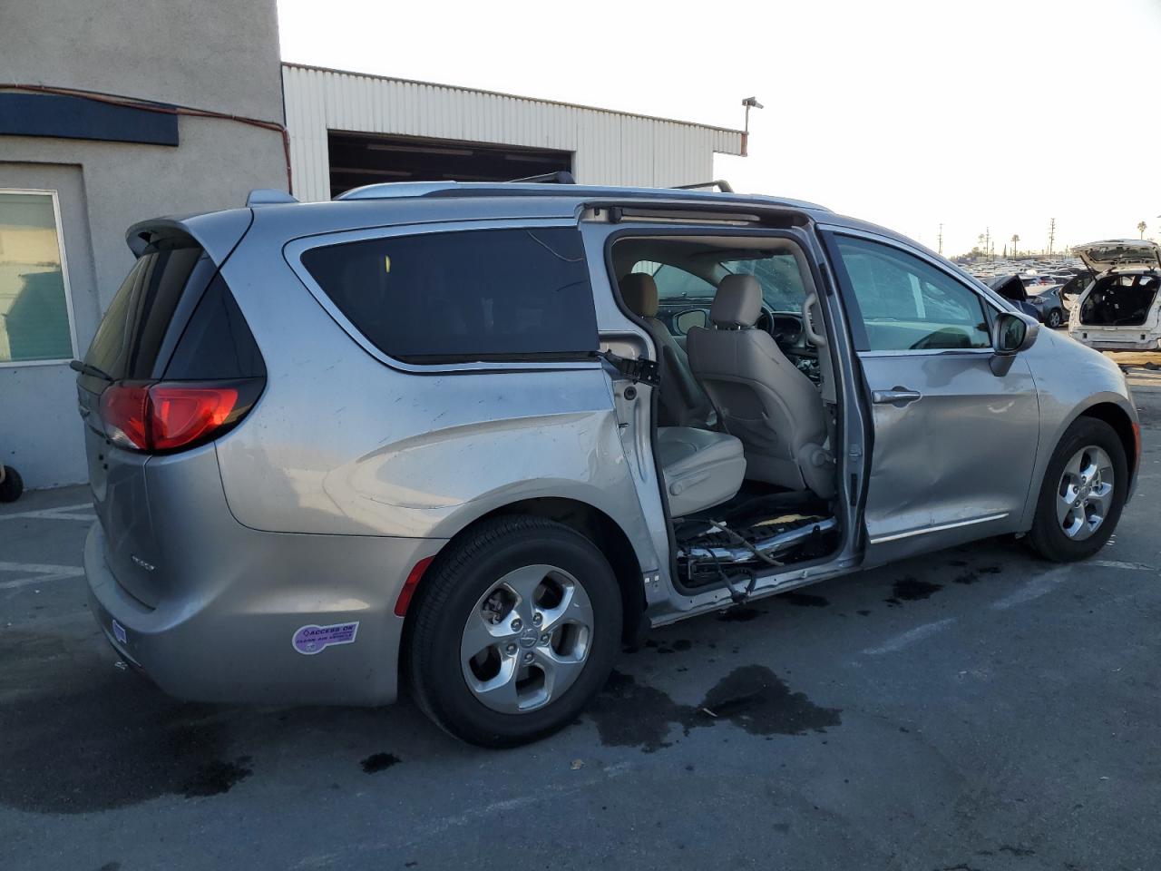 2019 Chrysler Pacifica - Image 3
