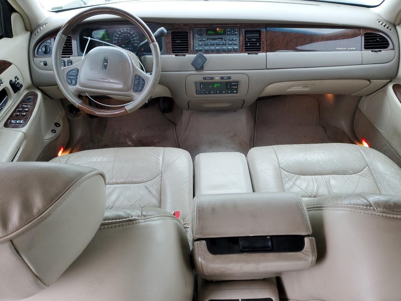 2001 Lincoln Town Car - Image 8